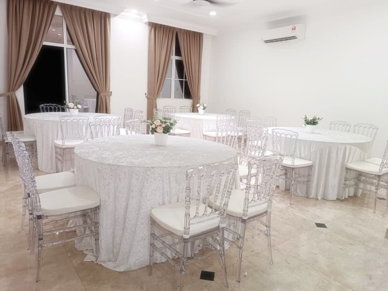 wholesale stackable Clear Napoleon Chairs with white cushions for events